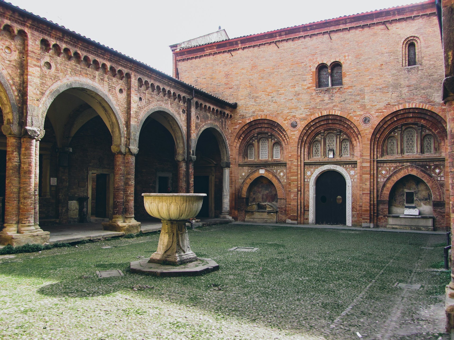 Chiostro storico con arcate in pietra