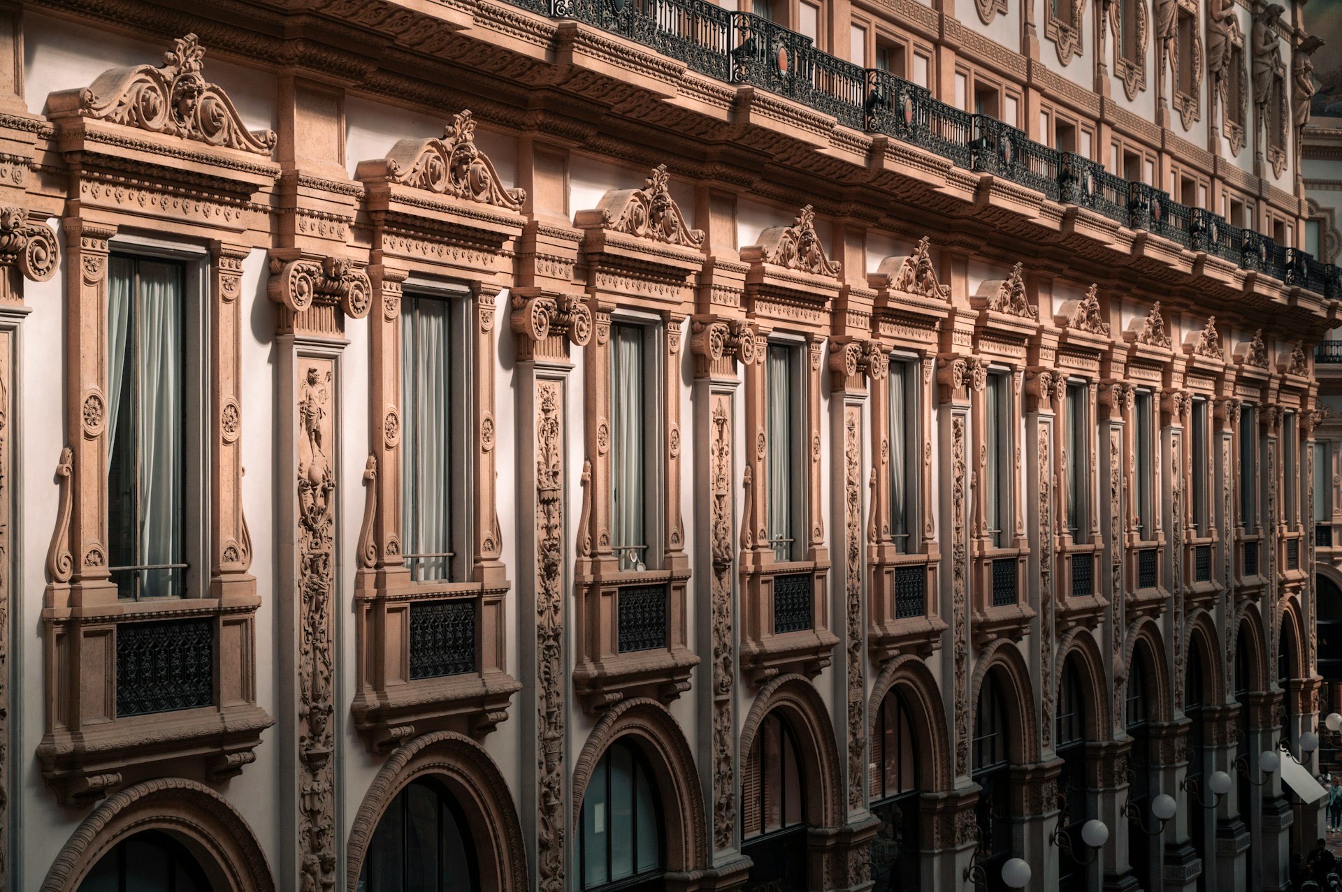 Facciata di un palazzo storico milanese